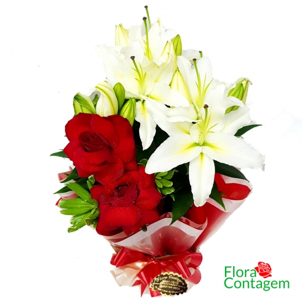 Arranjo de Lirios Brancos e Rosas Vermelhas