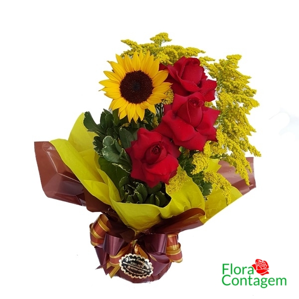 Girassol plantado com arranjo de rosas